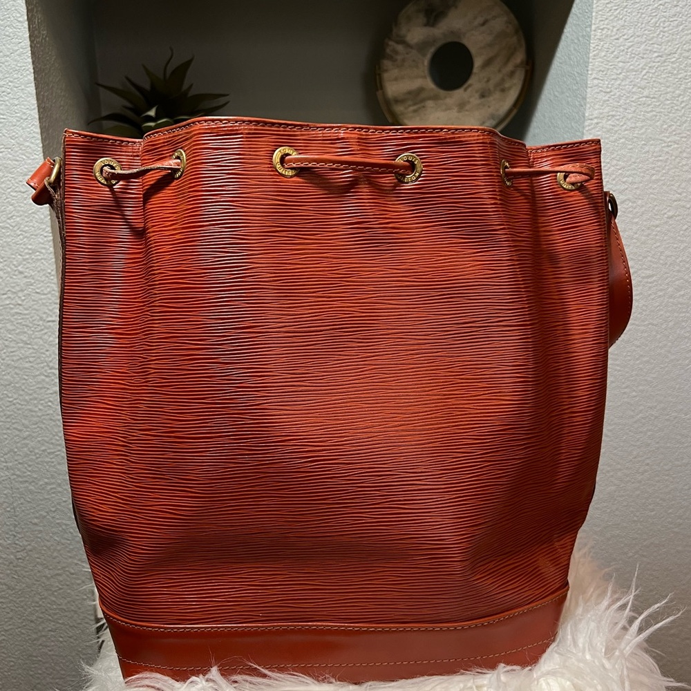 SOLD 🍂Louis Vuitton 🍂 Authenticated Vintage 1991 Epi Noe GM Brown Drawstring Bag - Picture 4 of 15